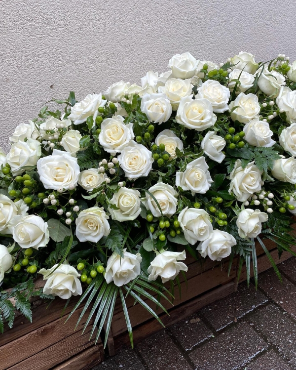 White rose Spray